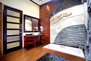 Separate bathtub and shower, free toiletries, hair dryer, bathrobes - The Bali Dream Villa Seminyak (Seminyak)