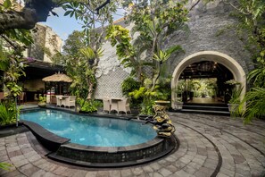 Outdoor pool, pool loungers - The Bali Dream Villa Seminyak (Seminyak)