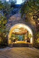 Pintu masuk properti