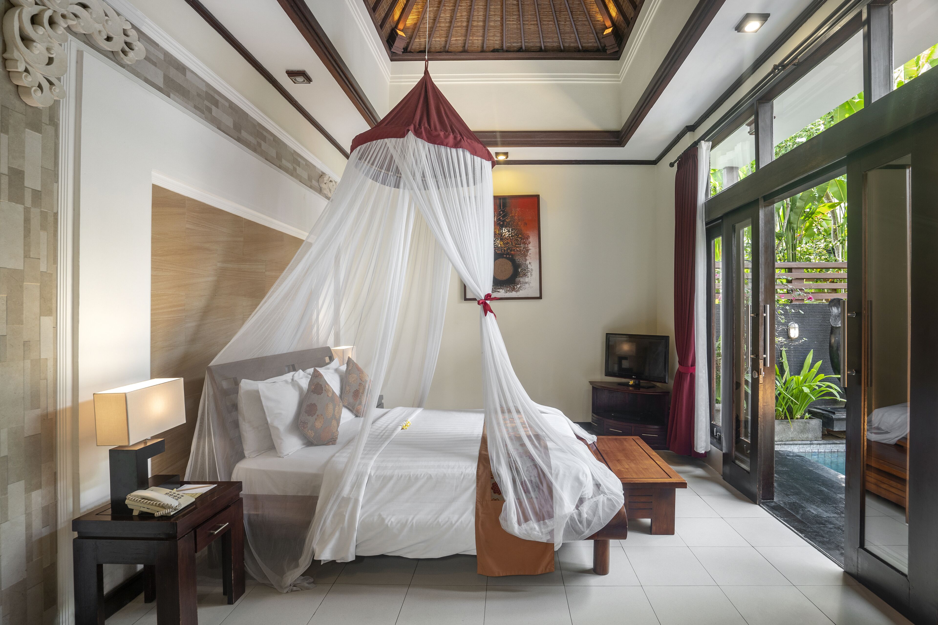Minibar, brankas, meja kerja, dan setrika/meja setrika