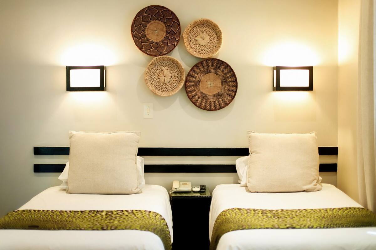Escritorio, wifi gratis y ropa de cama