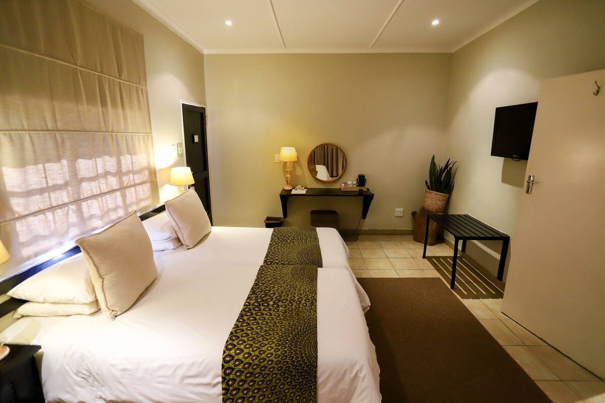Habitación estándar, 1 cama matrimonial o 2 camas individuales (Sheba's Rooms) | Escritorio, wifi gratis y ropa de cama