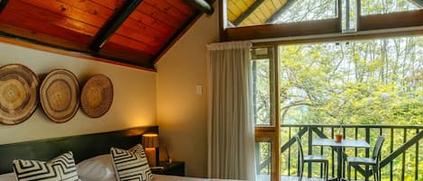 Quarto superior, 1 cama de casal ou 2 camas de solteiro (Rock View Room) | Escrivaninha, Wi-Fi de cortesia, roupa de cama