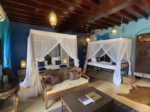 Superior-sviitti | Tallelokero huoneessa, työpöytä, äänieristys, ilmainen Wi-Fi