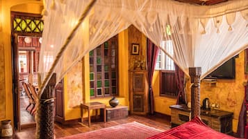 Suite Premier | Área de sala de estar | Televisión de pantalla plana