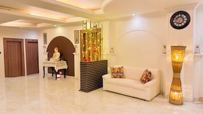 Reception - Hotel Vintage (Manali)