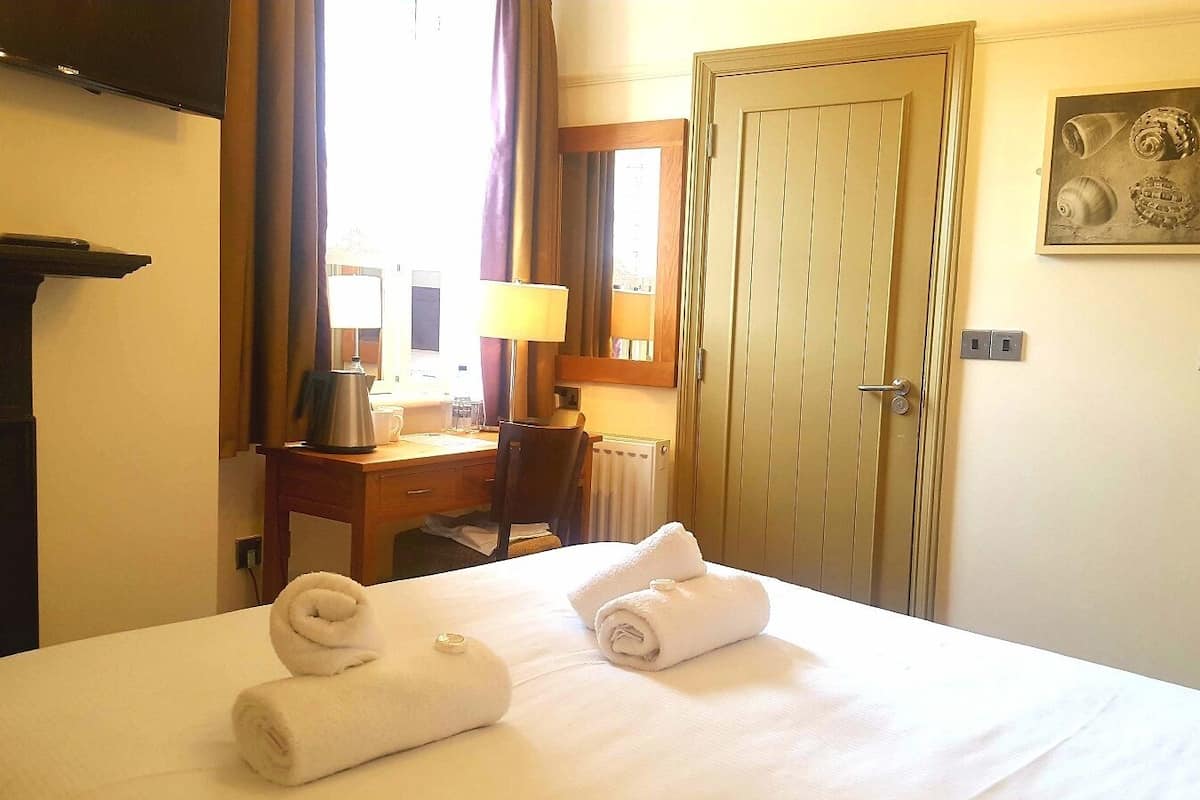 Habitación estándar doble, baño privado (Room 5 Second floor) | 1 dormitorio y wifi