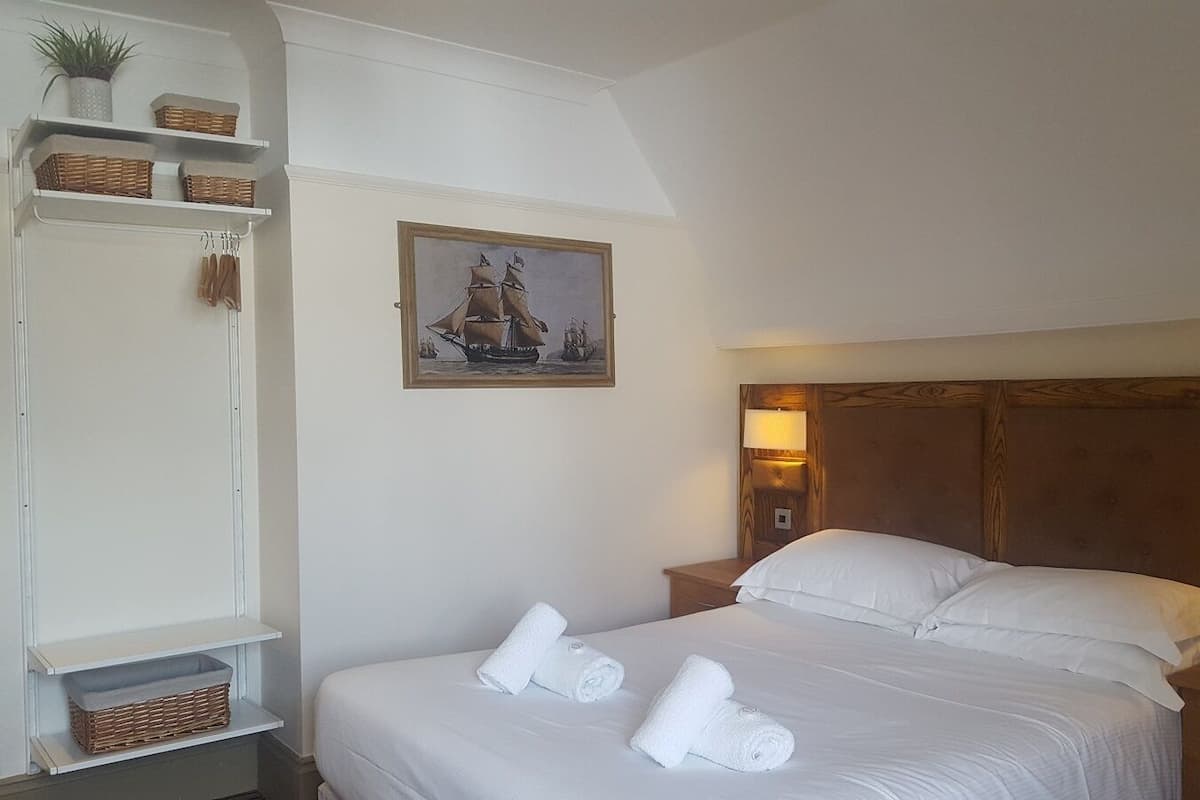 Habitación doble superior, baño privado, vistas al puerto (Room 3 Second Floor) | 1 dormitorio y wifi