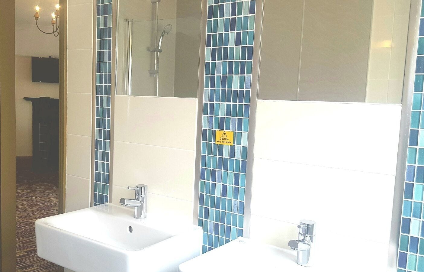 Suite supérieure, salle de bain attenante, vue sur le port (Room 4 Second Floor) | Salle de bain