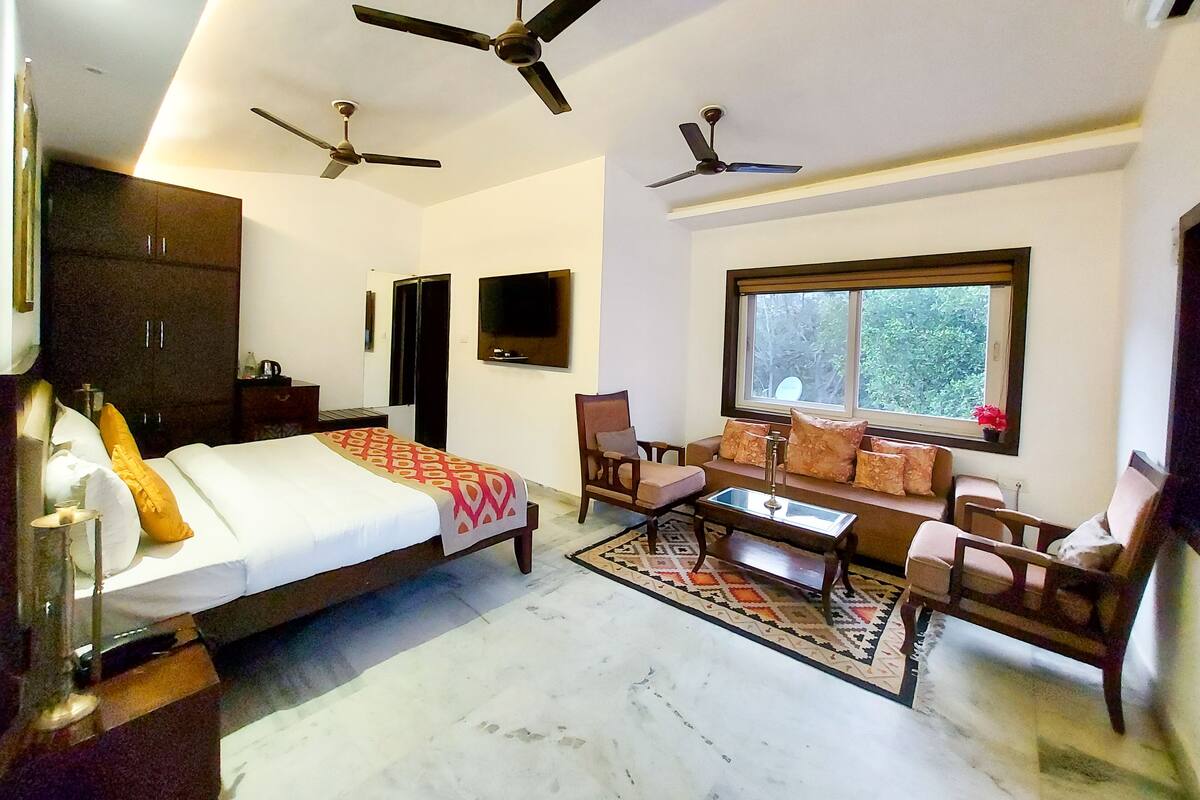 Memory-foam beds, in-room safe, soundproofing, free WiFi