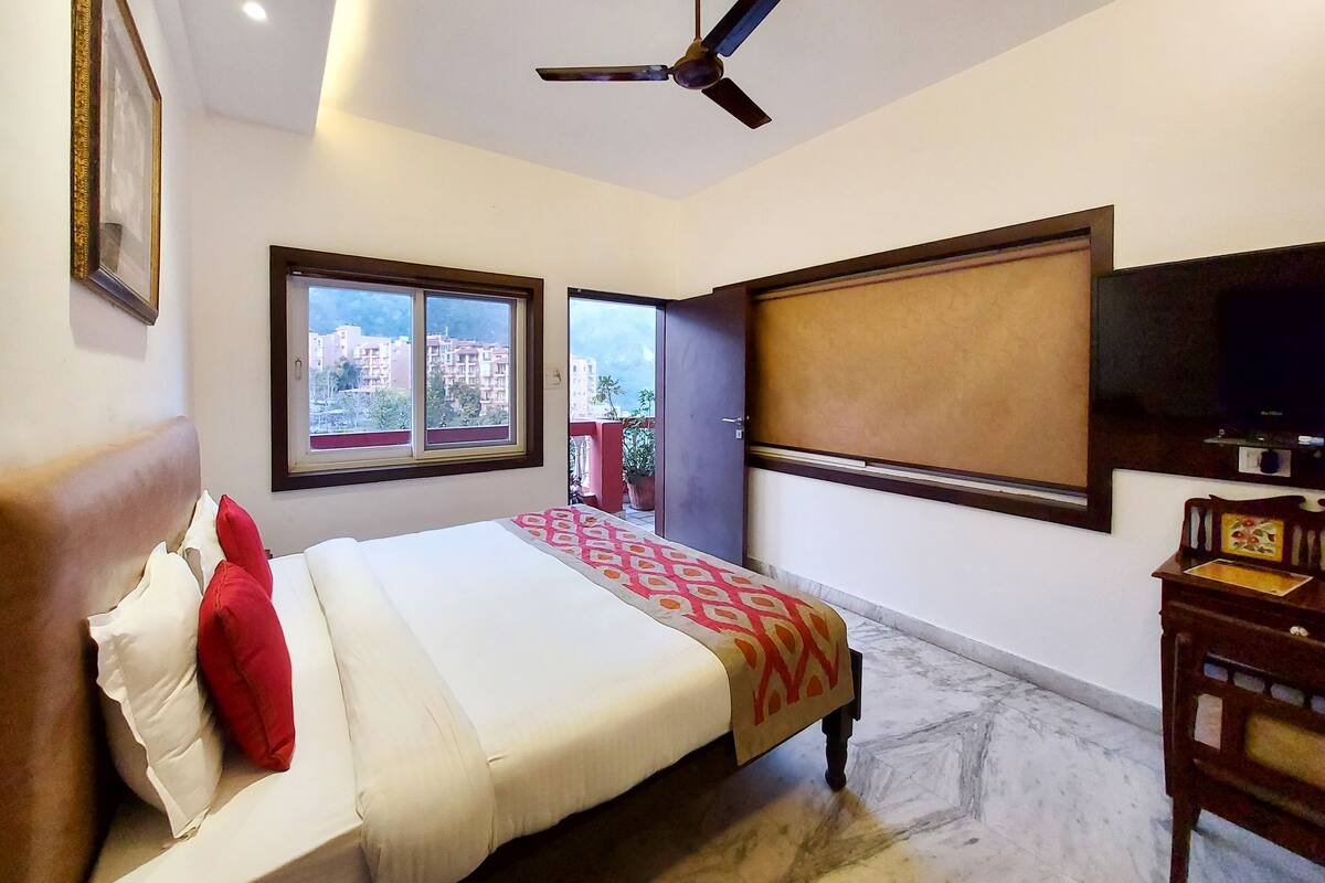 Memory-foam beds, in-room safe, soundproofing, free WiFi