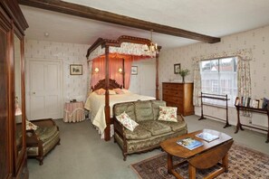 Premium bedding, individually decorated, individually furnished - Haughley House B&B (Stowmarket)