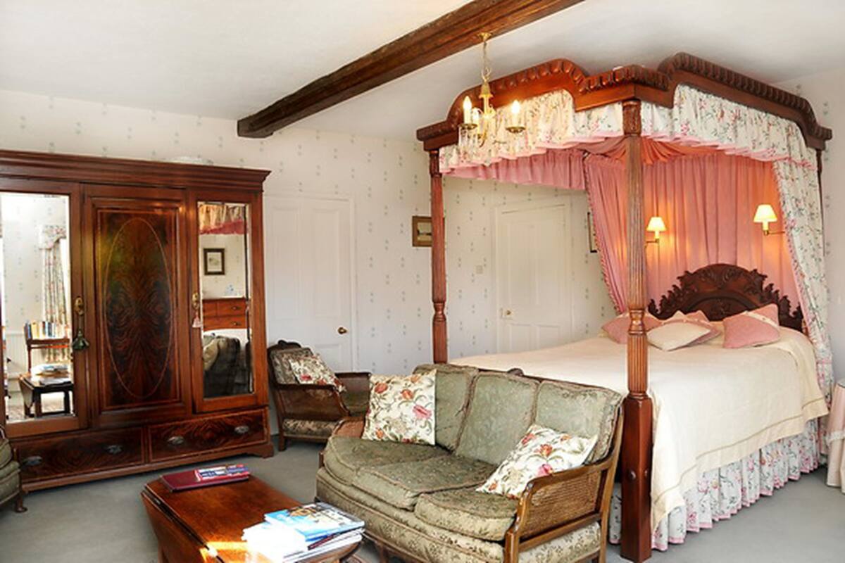 Double Room, Ensuite (Montfort) | Premium bedding, iron/ironing board, free WiFi, individually decorated