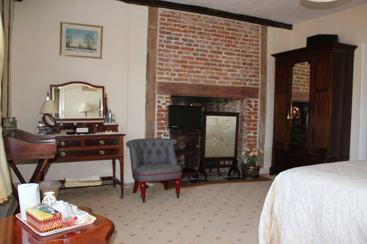 Double Room, Ensuite (Broc) | Premium bedding, iron/ironing board, free WiFi, individually decorated