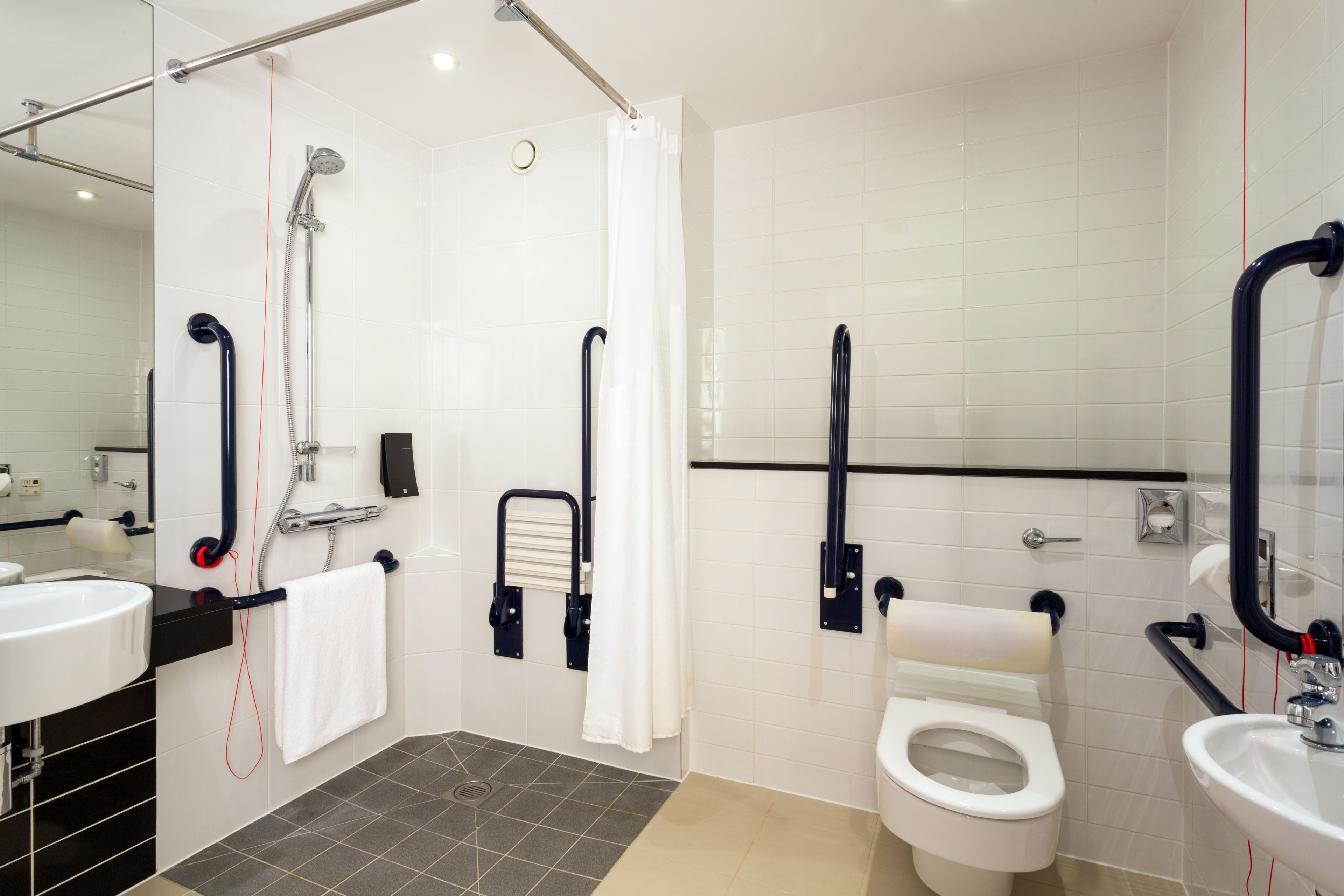 standard room, 1 double bed, accessible bathtub (free hot breakfast) | bathroom | shower, hair dryer, towels