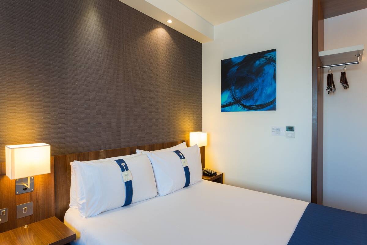 standard room, 1 double bed (free hot breakfast) | in-room safe, desk, blackout curtains, free cots/infant beds