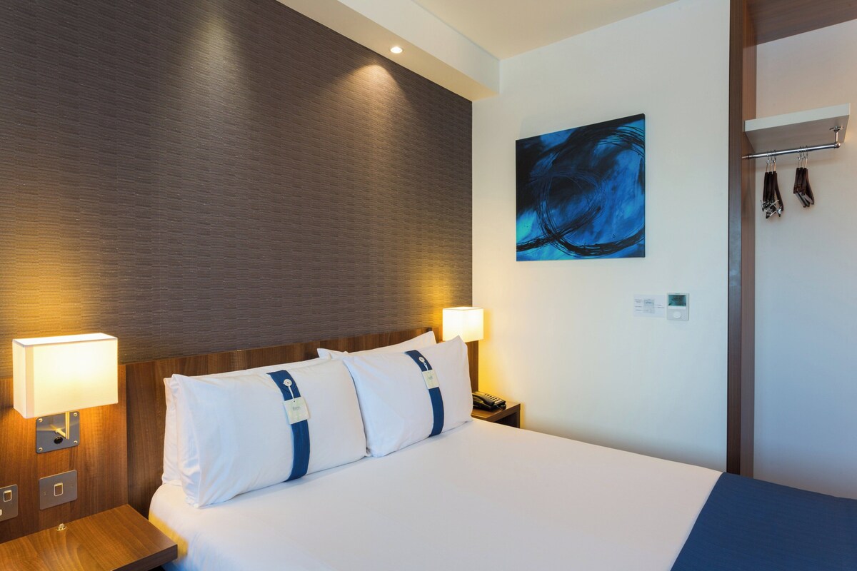 Standard Room, 1 Double Bed (Free Hot Breakfast) | In-room safe, desk, blackout drapes, cribs (free)