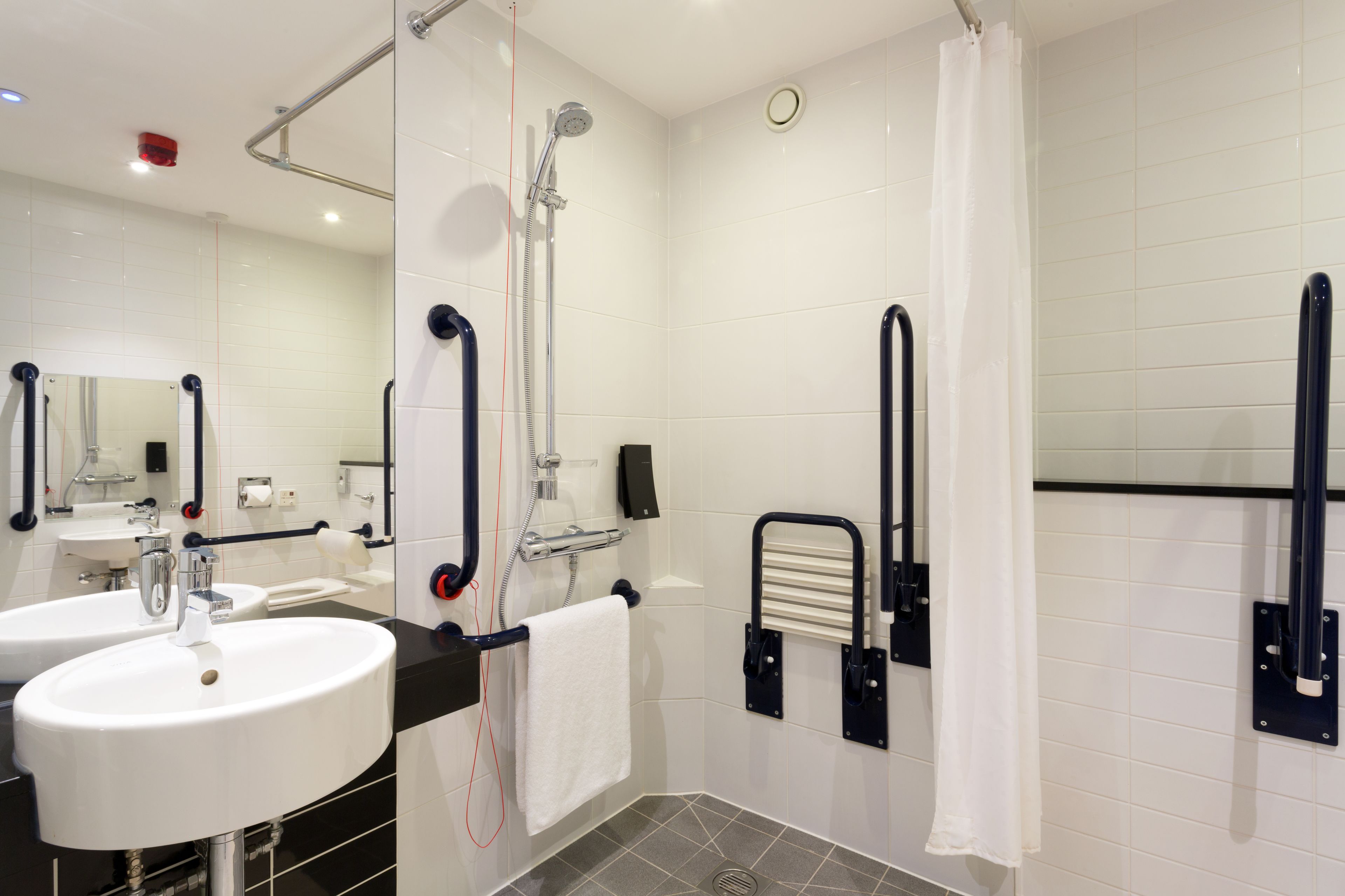 standard room, 1 double bed, accessible bathtub (free hot breakfast) | bathroom | shower, hair dryer, towels