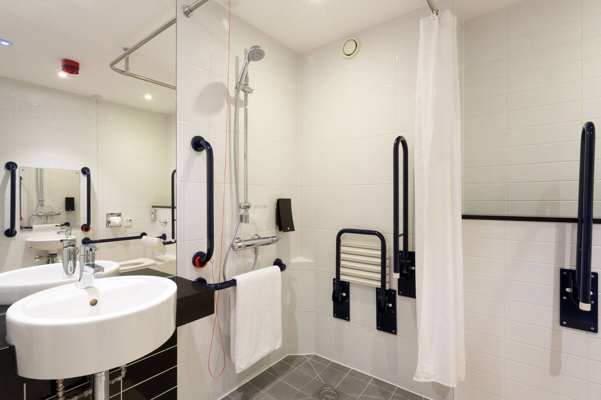 standard room, 1 double bed, accessible bathtub (free hot breakfast) | bathroom | shower, hair dryer, towels