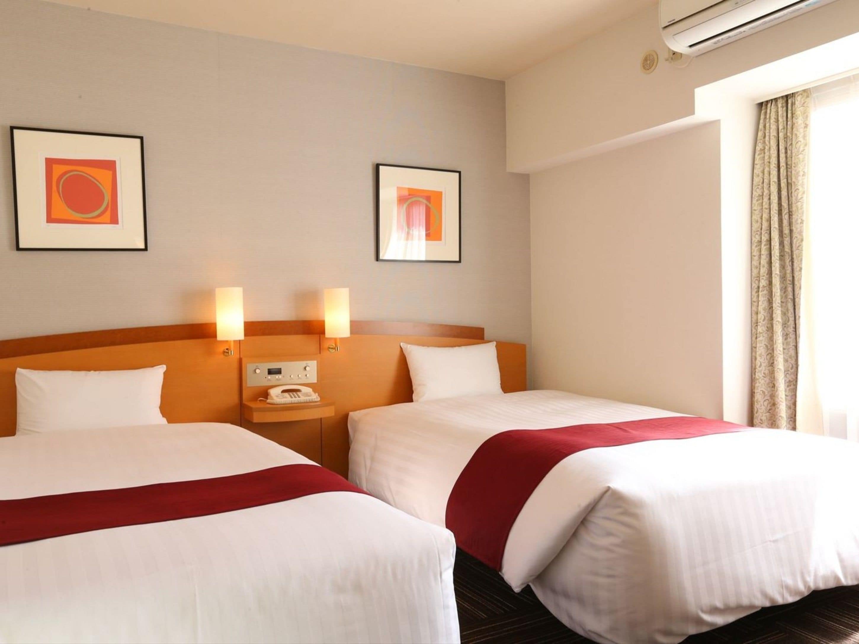 デスク、遮光カーテン、WiFi (無料)、ベッドシーツ