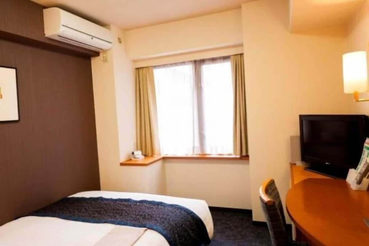 Meja kerja, tirai kedap cahaya, Wi-Fi gratis, dan seprai linen