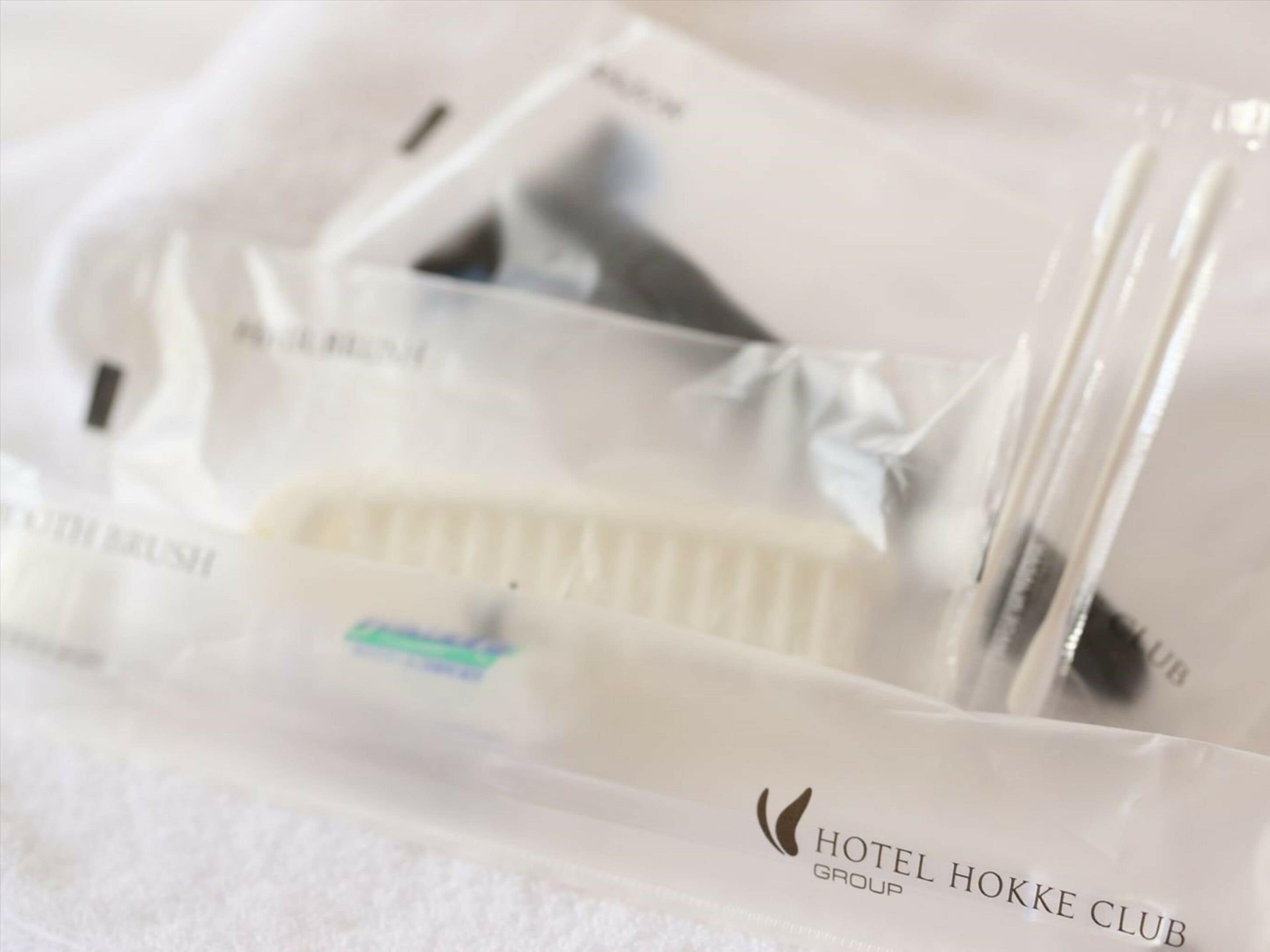 combined shower/bathtub, free toiletries, hair dryer, slippers