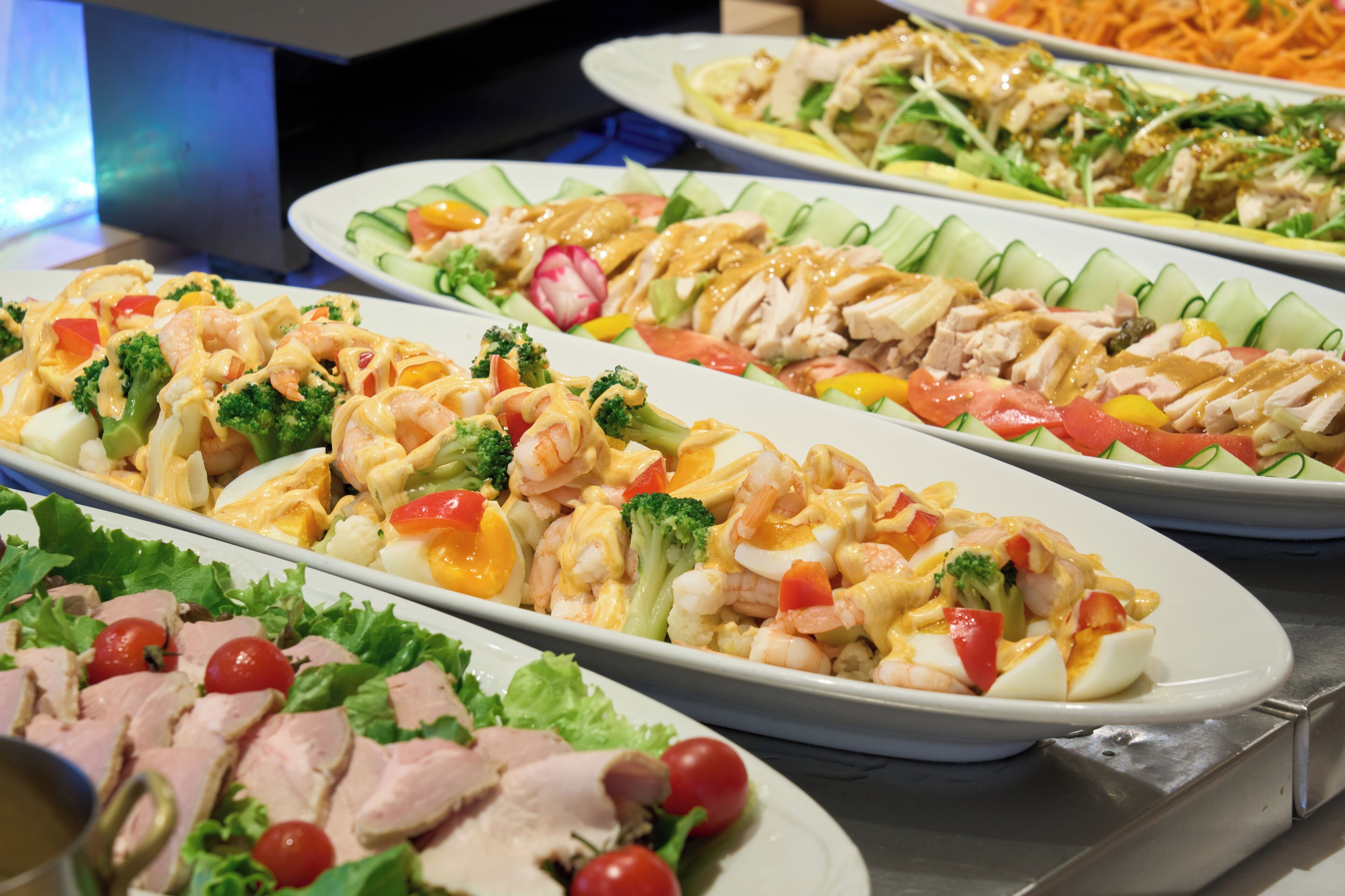 Buffet variado com frutos do mar, legumes e carnes.