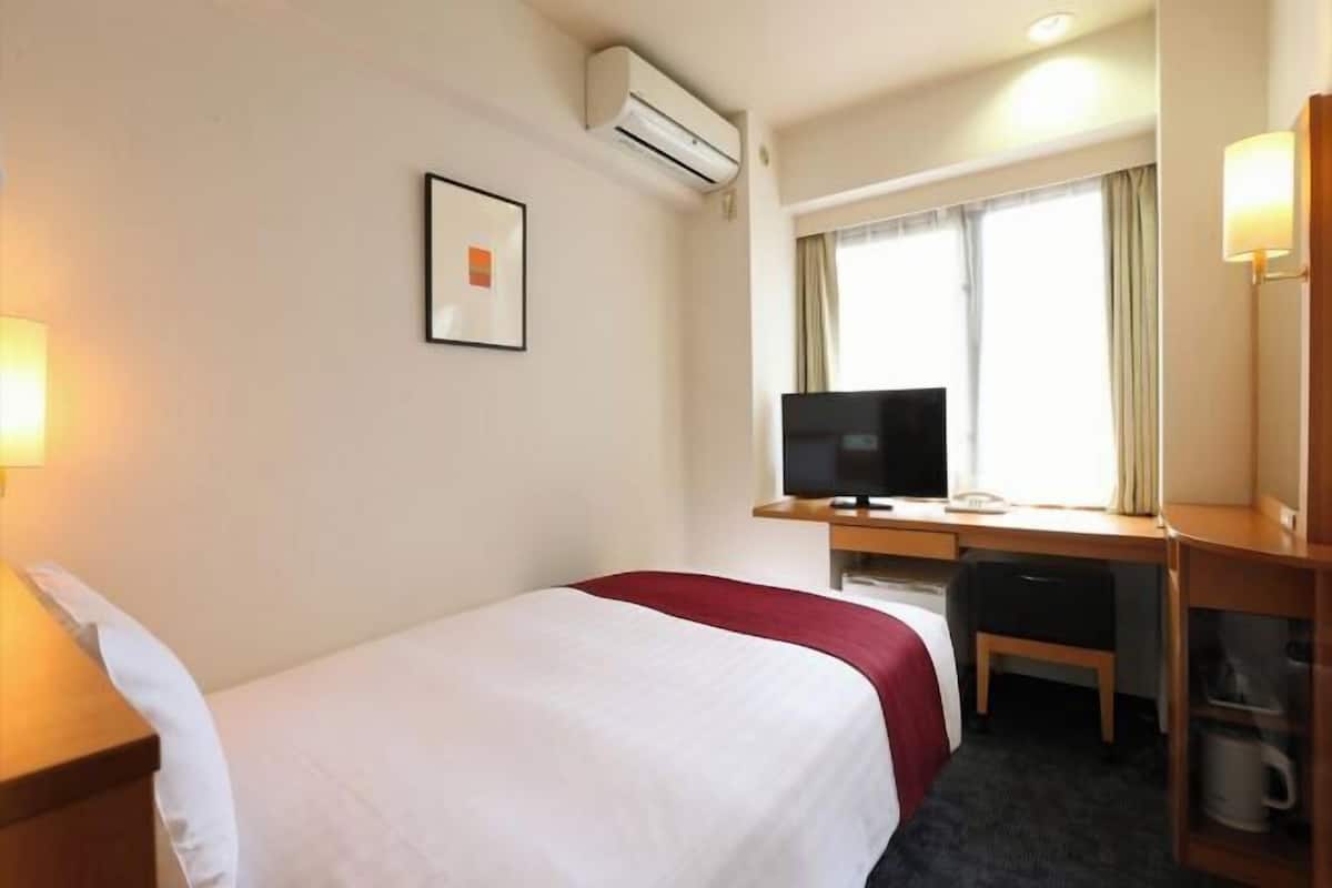 Escrivaninha, cortinas blackout, Wi-Fi de cortesia, roupa de cama