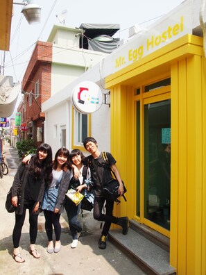 A hostel with a bright yellow exterior and a sign reading "Mr. Egg Hostel". - 710 Guest house Yellow (Busan)