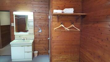 Bathtub, free toiletries