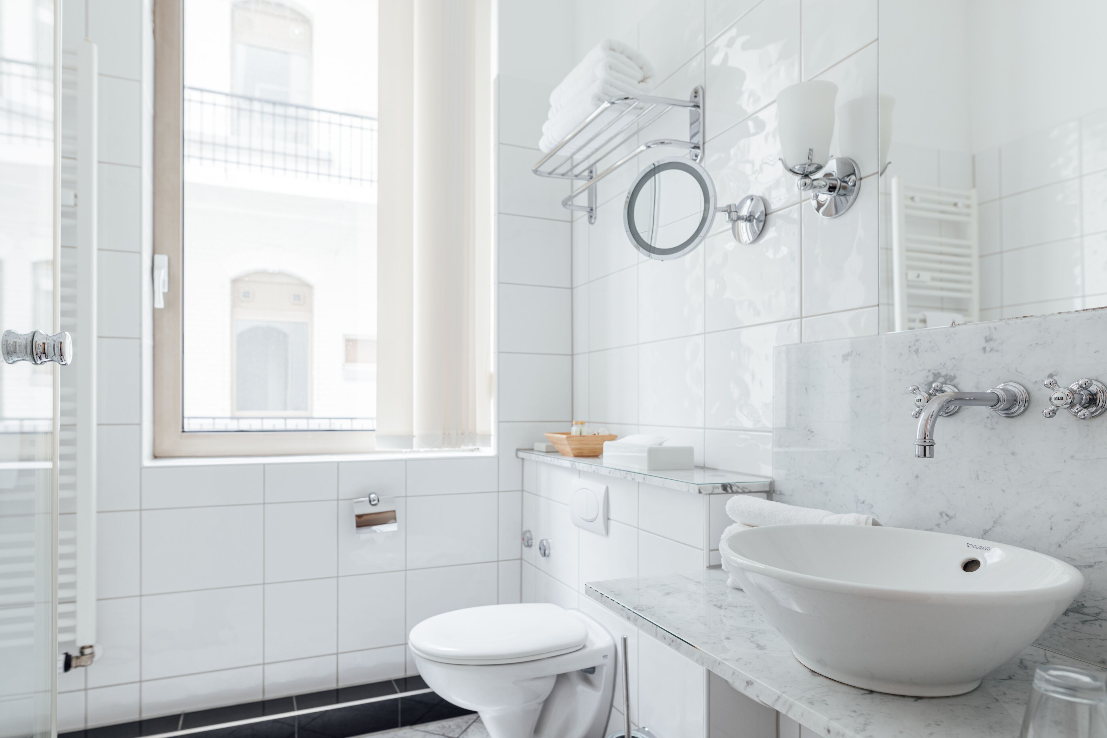 junior suite | bathroom | combined shower/bathtub, free toiletries, hair dryer, towels