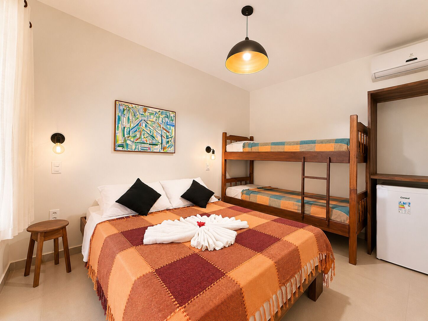 Habitación cuádruple | Minibar, wifi gratis, ropa de cama