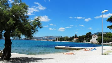 Sulla spiaggia, cabine (a pagamento), un bar sulla spiaggia