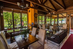 Dagelijks ontbijtbuffet (EUR 15 per persoon)
