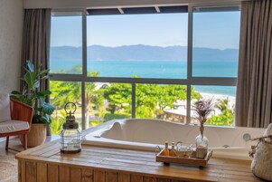 Deluxe Cabin | Minibar, in-room safe, desk, soundproofing