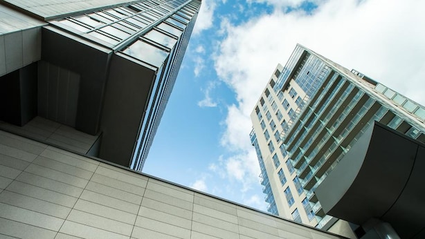 Un edificio con un letrero que dice "Galeria Platinum Towers".