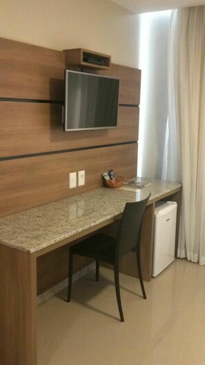 Caja fuerte, escritorio, cortinas opacas y sistema de insonorización