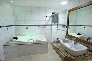 Shower, hair dryer, towels - Hotel Brisa Tropical de Macae (Macaé)