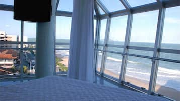 Quarto executivo | Cofres nos quartos, escrivaninha, cortinas blackout