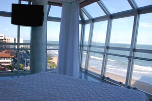 Quarto executivo | Cofres nos quartos, escrivaninha, cortinas blackout