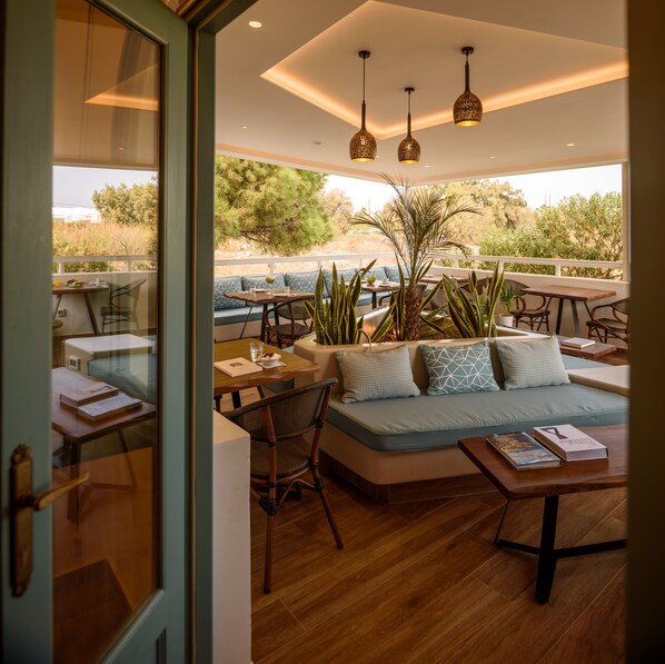 Bar (on property) - Armonia Hotel (Santorini)