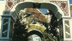 Un arco ornamentado con la inscripción 