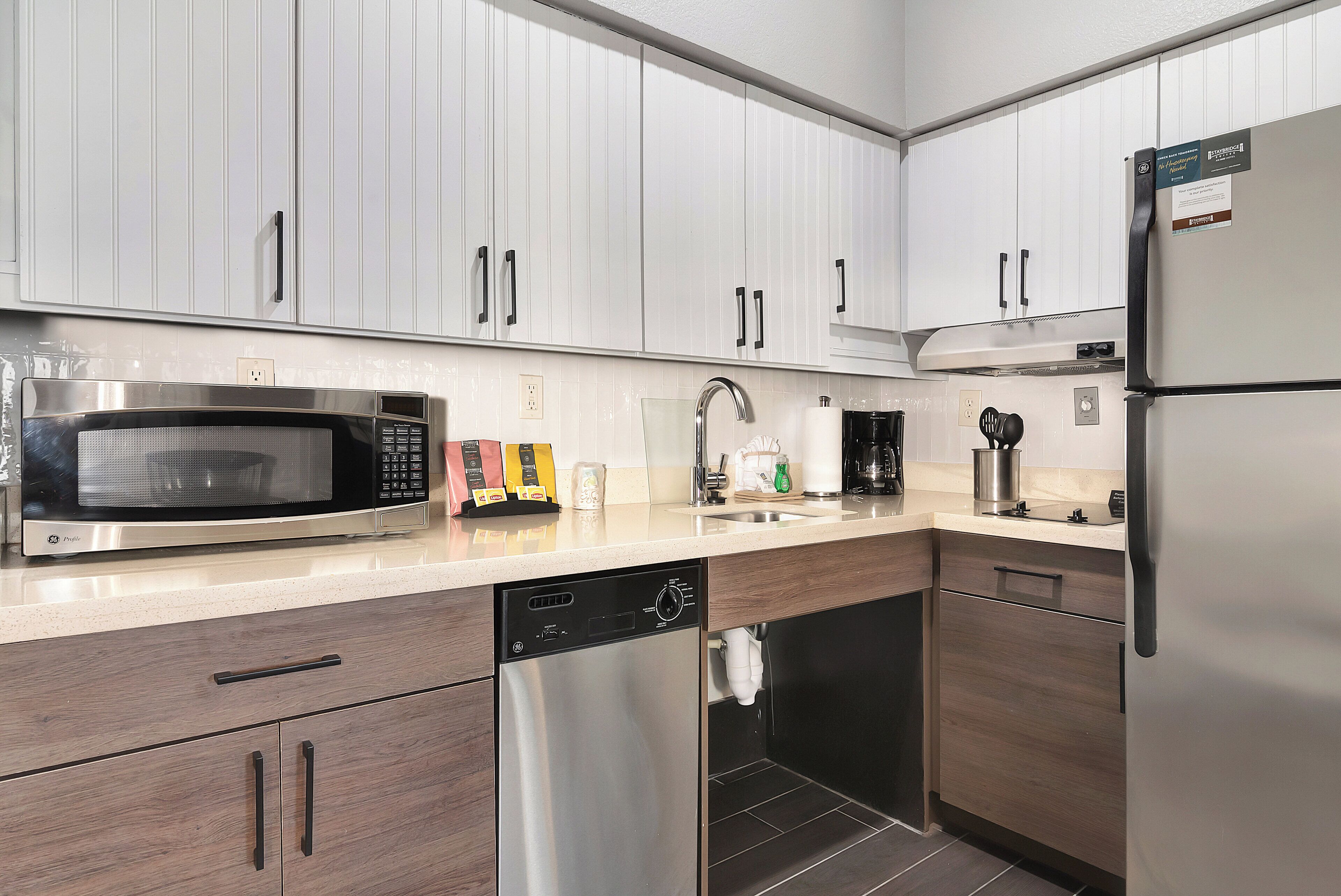 studio suite, 1 queen bed, accessible, kitchen (mobility, bathtub) | 1 bedroom, premium bedding, pillow-top beds, individually furnished