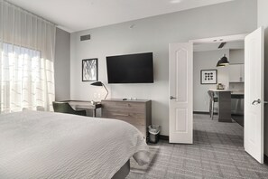 Premium bedding, pillow-top beds, individually furnished, desk - Staybridge Suites Longview by IHG (Longview)