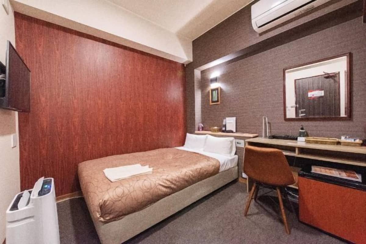 1 bilik tidur, meja, kalis bunyi, seterika/papan seterika