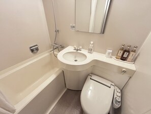 Combined shower/tub, free toiletries, hair dryer, slippers - Hotel RELIEF Kokura Station (Kitakyushu)