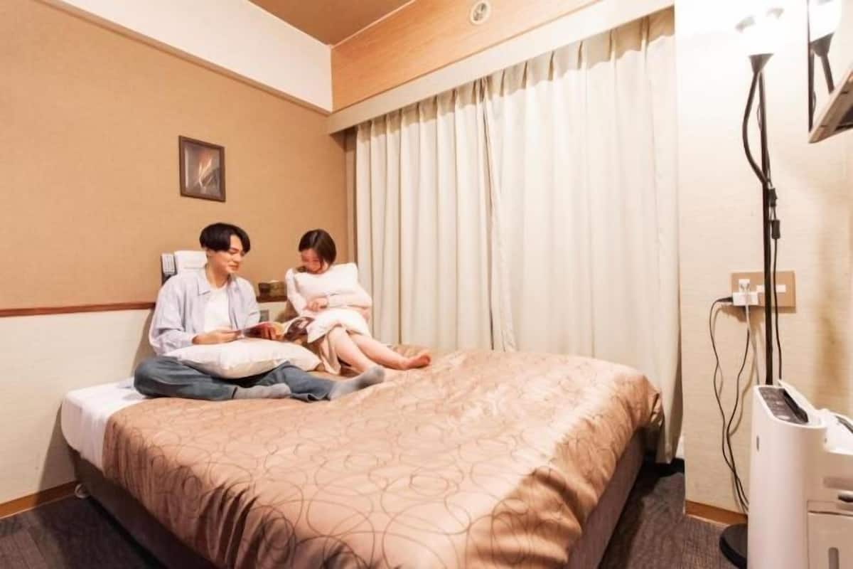 1 bilik tidur, meja, kalis bunyi, seterika/papan seterika