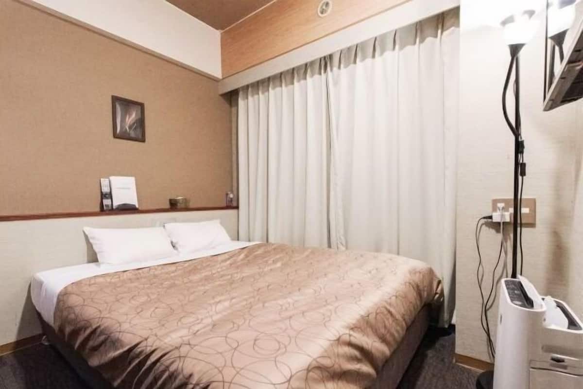 1 bilik tidur, meja, kalis bunyi, seterika/papan seterika