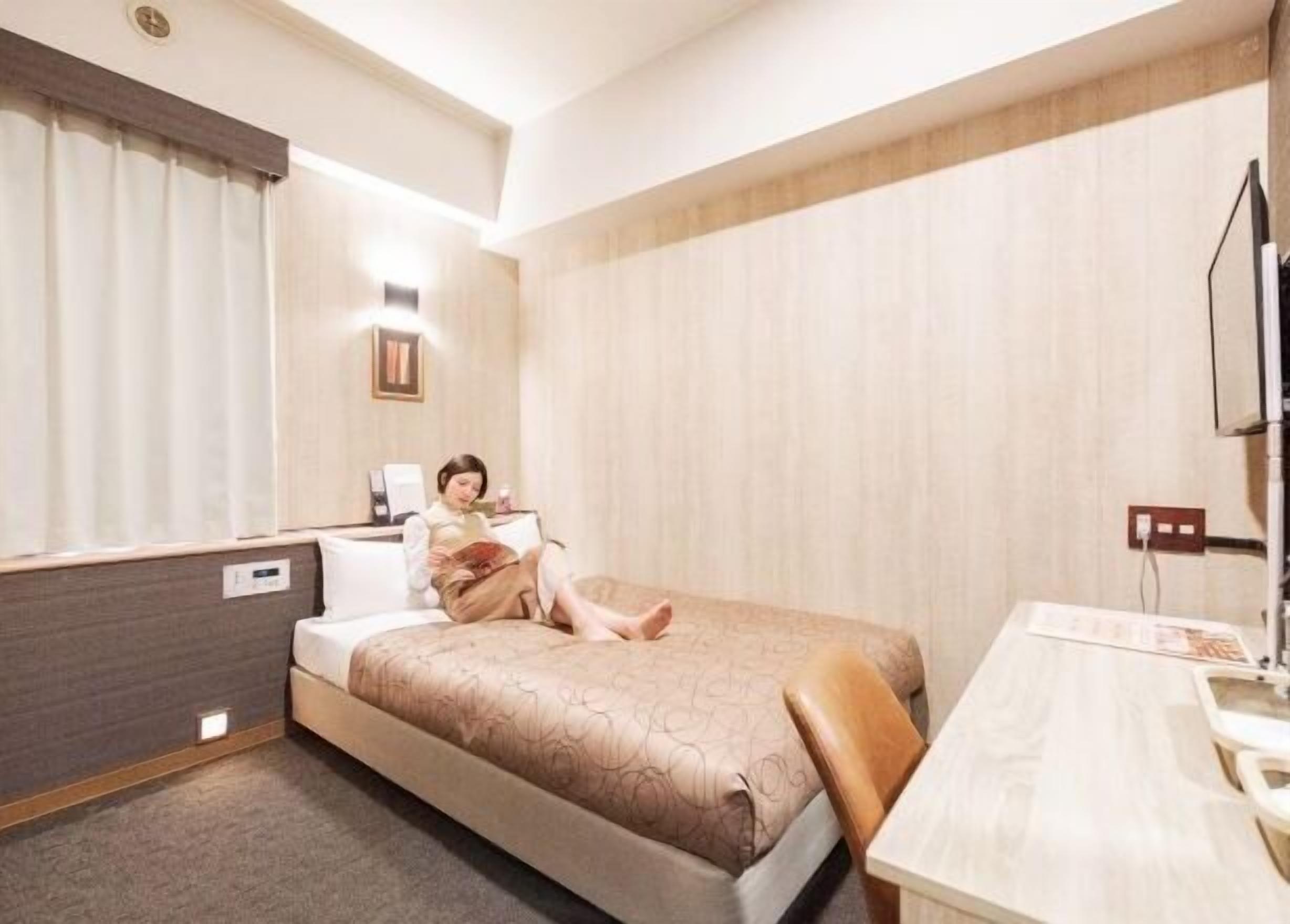 Desk, soundproofing, iron/ironing board, free WiFi