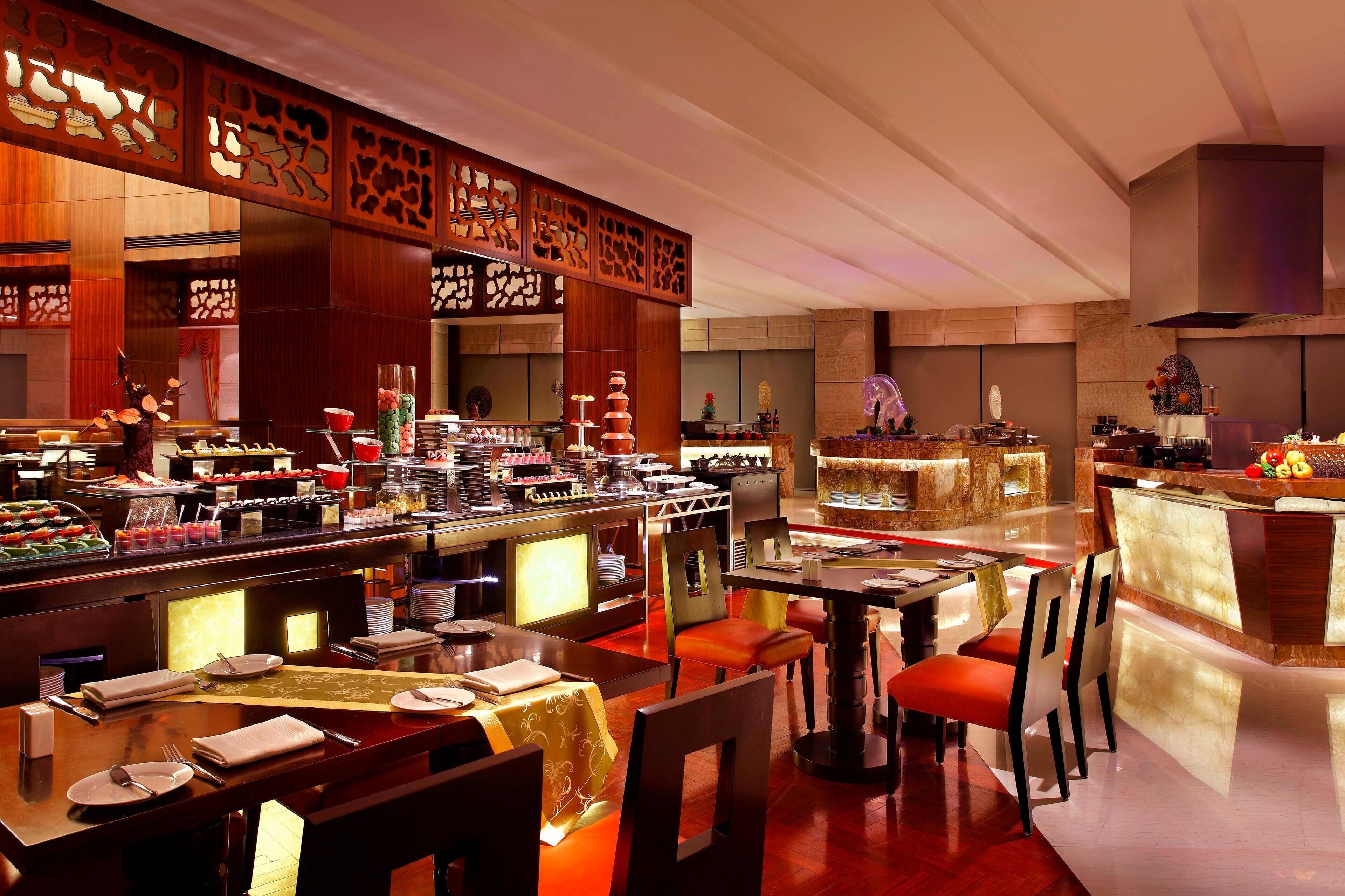 Ein Restaurant mit Buffet, Holzdekor und Barbereich.